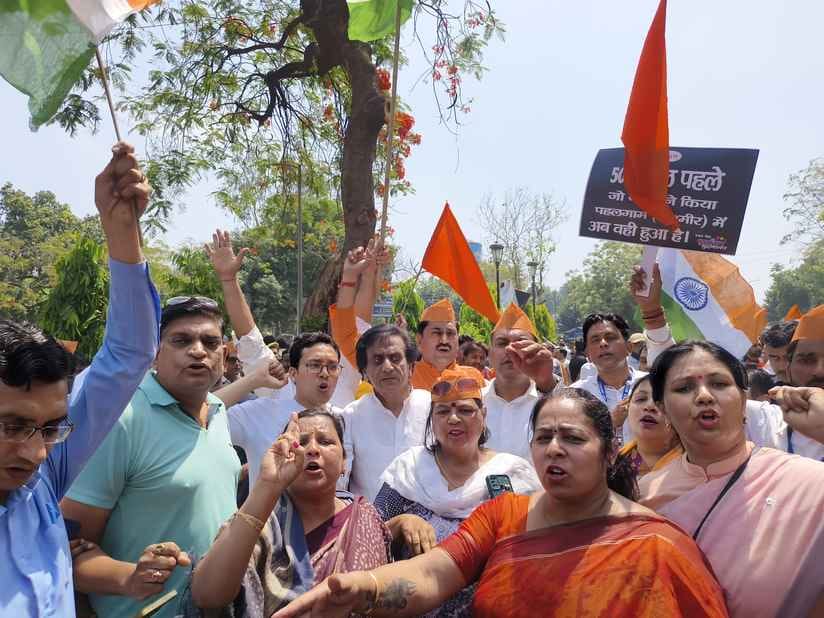 इकरार अहमद....कश्मीर के पहलगाम में हुई घटना को लेकर बुढ़ाना गेट पर लगा मेरठ बंद का बैनर। इकरार अहमद....कश्मीर के पहलगाम में हुई घटना को लेकर बुढ़ाना गेट पर लगा मेरठ बंद का बैनर।