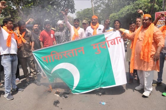 इकरार अहमद....कश्मीर के पहलगाम में हुई घटना को लेकर बुढ़ाना गेट पर लगा मेरठ बंद का बैनर। इकरार अहमद....कश्मीर के पहलगाम में हुई घटना को लेकर बुढ़ाना गेट पर लगा मेरठ बंद का बैनर।