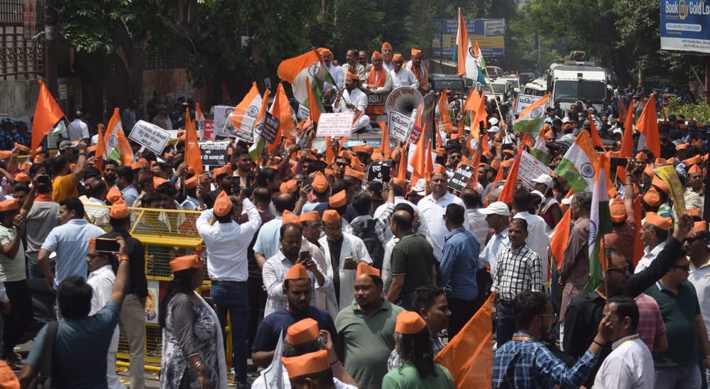इकरार अहमद....कश्मीर के पहलगाम में हुई घटना को लेकर बुढ़ाना गेट पर लगा मेरठ बंद का बैनर। इकरार अहमद....कश्मीर के पहलगाम में हुई घटना को लेकर बुढ़ाना गेट पर लगा मेरठ बंद का बैनर।