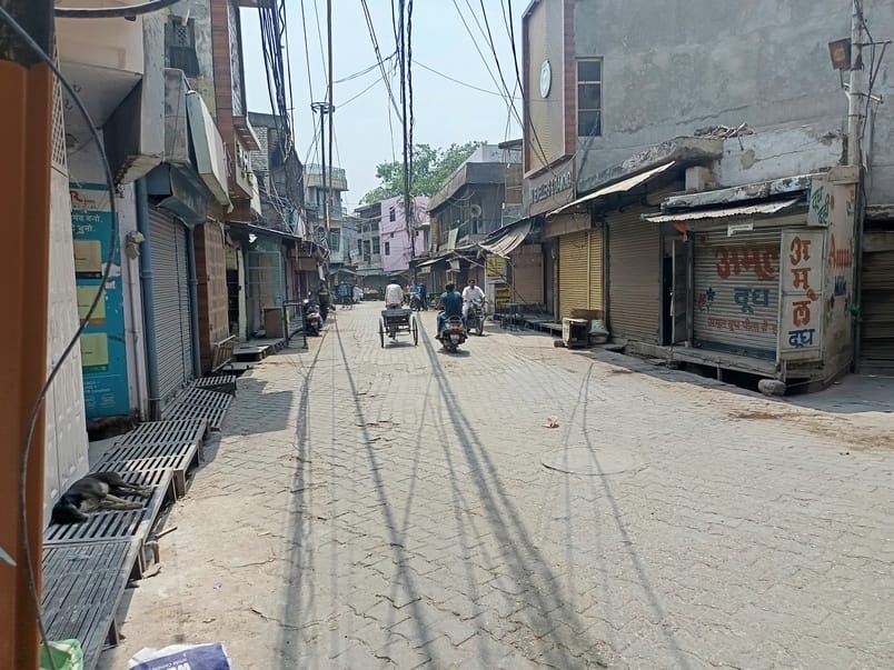 इकरार अहमद....कश्मीर के पहलगाम में हुई घटना को लेकर बुढ़ाना गेट पर लगा मेरठ बंद का बैनर। इकरार अहमद....कश्मीर के पहलगाम में हुई घटना को लेकर बुढ़ाना गेट पर लगा मेरठ बंद का बैनर।