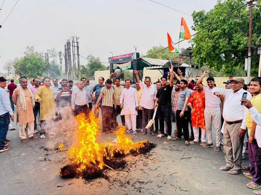 इकरार अहमद....कश्मीर के पहलगाम में हुई घटना को लेकर मेरठ बंद के दौरान सूनी पड़ी शहर घंटाघर की इकरार अहमद....कश्मीर के पहलगाम में हुई घटना को लेकर मेरठ बंद के दौरान सूनी पड़ी शहर घंटाघर की