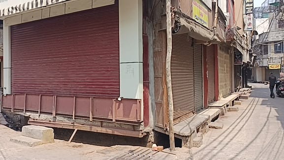 इकरार अहमद....कश्मीर के पहलगाम में हुई घटना को लेकर मेरठ बंद के दौरान सूनी पड़ी शहर घंटाघर की इकरार अहमद....कश्मीर के पहलगाम में हुई घटना को लेकर मेरठ बंद के दौरान सूनी पड़ी शहर घंटाघर की