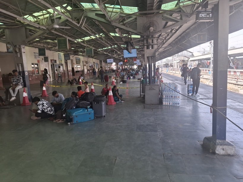 जम्मू रेलवे स्टेशन के बाहर यात्रियों की कमी केे कारण पसरा सन्नटा। अमर उजाला 
