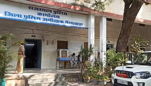 महात्मा गांधी चिकित्सालय एवं पुलिस अधीक्षक कार्यालय।