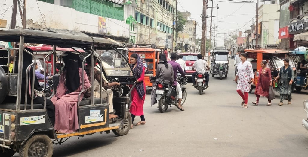 मेला रोड पर पूरी सड़क पर चल रही ई रिक्शा की भीड़, लगा जाम। संवाद मेला रोड पर पूरी सड़क पर चल रही ई रिक्शा की भीड़, लगा जाम। संवाद