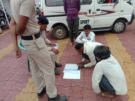 पुलिस को जानकारी देते परिजन