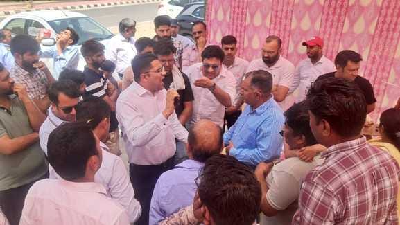 स्कूल के बाहर मौजूद अभिभावक और अधिकारी