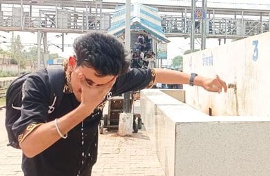शाहजहांपुर रेलवे स्टेशन पर धूप से बचने के लिए ओवरब्रिज का सहारा लेते दिखे यात्री। संवाद शाहजहांपुर रेलवे स्टेशन पर धूप से बचने के लिए ओवरब्रिज का सहारा लेते दिखे यात्री। संवाद