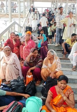 शाहजहांपुर रेलवे स्टेशन पर धूप से बचने के लिए ओवरब्रिज का सहारा लेते दिखे यात्री। संवाद शाहजहांपुर रेलवे स्टेशन पर धूप से बचने के लिए ओवरब्रिज का सहारा लेते दिखे यात्री। संवाद