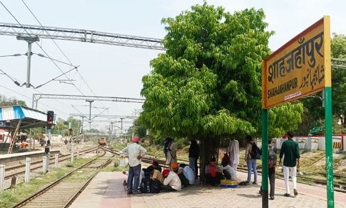 शाहजहांपुर रेलवे स्टेशन पर धूप से बचने के लिए ओवरब्रिज का सहारा लेते दिखे यात्री। संवाद शाहजहांपुर रेलवे स्टेशन पर धूप से बचने के लिए ओवरब्रिज का सहारा लेते दिखे यात्री। संवाद