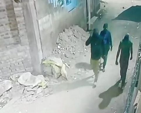 उदयपुर गांव में चोरी की घटना के बाद कमरे में बिखरा पड़ा सामान। संवाद उदयपुर गांव में चोरी की घटना के बाद कमरे में बिखरा पड़ा सामान। संवाद