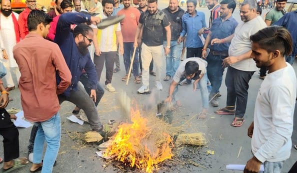 विश्व हिंदू महासंघ के पदाधिकारी खिरनीबाग चौराहा पर पाकिस्तान का पुतला फूंकते हुए। संवाद विश्व हिंदू महासंघ के पदाधिकारी खिरनीबाग चौराहा पर पाकिस्तान का पुतला फूंकते हुए। संवाद