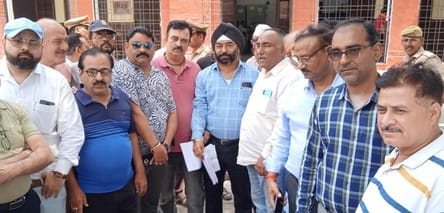 विश्व हिंदू महासंघ के पदाधिकारी खिरनीबाग चौराहा पर पाकिस्तान का पुतला फूंकते हुए। संवाद विश्व हिंदू महासंघ के पदाधिकारी खिरनीबाग चौराहा पर पाकिस्तान का पुतला फूंकते हुए। संवाद