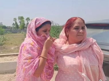 27जेएनडी17-गाड़ी की जांच करते हुए पुलिस की टीम। संवाद 27जेएनडी17-गाड़ी की जांच करते हुए पुलिस की टीम। संवाद