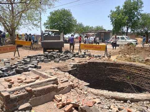 अतिक्रमण हटाने जेसीबी लेकर पहुंचे अधिकारी