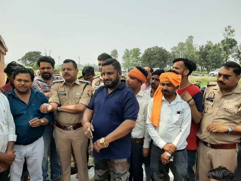 बहारगंज गांव में अराजक तत्वों द्वारा तोड़ी गई देवी मूर्ति। संवाद