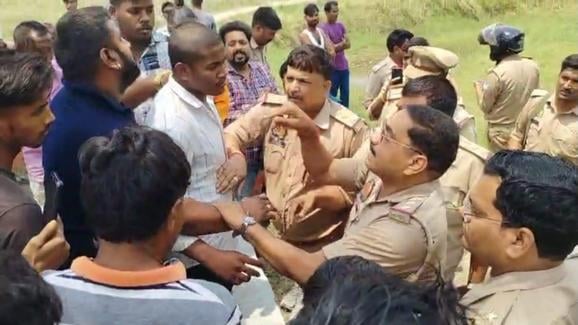 बहारगंज गांव में अराजक तत्वों द्वारा तोड़ी गई देवी मूर्ति। संवाद