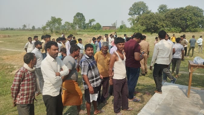 बहारगंज गांव में अराजक तत्वों द्वारा तोड़ी गई देवी मूर्ति। संवाद