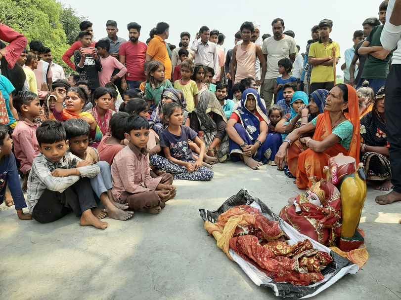 बहारगंज गांव में अराजक तत्वों द्वारा तोड़ी गई देवी मूर्ति। संवाद