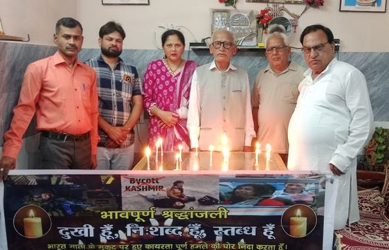 बेहटा गुंसाई में कैंडिल मार्च निकालते लोग। संवाद बेहटा गुंसाई में कैंडिल मार्च निकालते लोग। संवाद