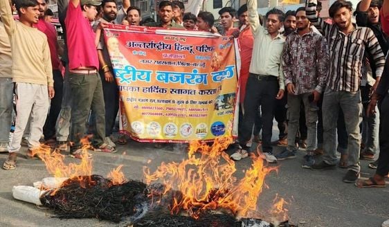बेहटा गुंसाई में कैंडिल मार्च निकालते लोग। संवाद बेहटा गुंसाई में कैंडिल मार्च निकालते लोग। संवाद