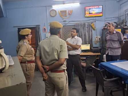 चितौड़गढ़ पुलिस कंट्रोल रूम का निरीक्षण करने पहुंचे जिला कलक्टर आलोक रंजन।