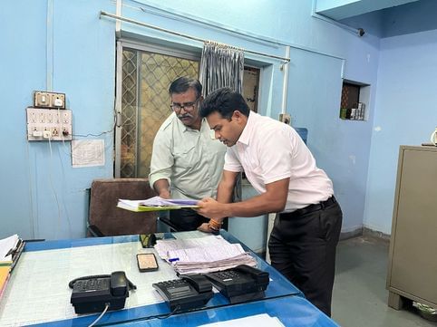 चितौड़गढ़ पुलिस कंट्रोल रूम का निरीक्षण करने पहुंचे जिला कलक्टर आलोक रंजन।