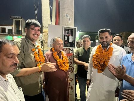 फोटो 01. सोनीपत के कलावती विहार में स्ट्रीट लाइट का उद्घाटन करते मेयर राजीव जैन व विधायक निखिल 