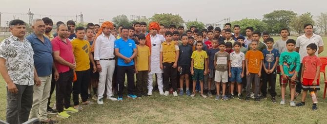 फोटो 23: सोनीपत के गांव जुआं स्थित अखाड़ा में पहलवान, प्रशिक्षक संजीत व अन्य। संवाद फोटो 23: सोनीपत के गांव जुआं स्थित अखाड़ा में पहलवान, प्रशिक्षक संजीत व अन्य। संवाद