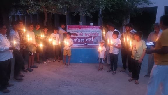 फोटो 26- सोनीपत के गांव राई स्थित सामुदायिक केंद्र में श्रद्धांजलि सभा के दौरान रोष जताते अखंड