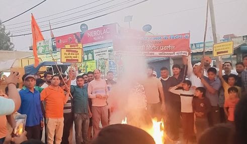 फोटो 26- सोनीपत के गांव राई स्थित सामुदायिक केंद्र में श्रद्धांजलि सभा के दौरान रोष जताते अखंड