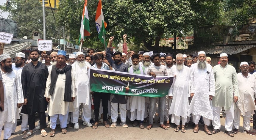गोला के पहलगाम हमले के शहीदों को श्रद्धांजलि देतीं, वूमेन्स सोसायटी की पदाधिकारी। संगठन गोला के पहलगाम हमले के शहीदों को श्रद्धांजलि देतीं, वूमेन्स सोसायटी की पदाधिकारी। संगठन
