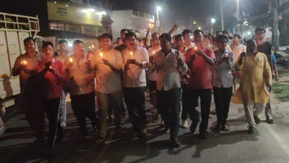 गोला के पहलगाम हमले के शहीदों को श्रद्धांजलि देतीं, वूमेन्स सोसायटी की पदाधिकारी। संगठन गोला के पहलगाम हमले के शहीदों को श्रद्धांजलि देतीं, वूमेन्स सोसायटी की पदाधिकारी। संगठन