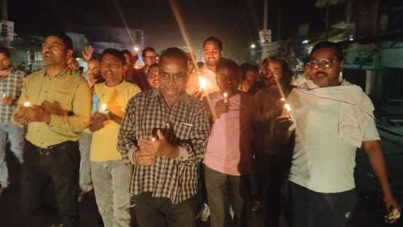 गोला के पहलगाम हमले के शहीदों को श्रद्धांजलि देतीं, वूमेन्स सोसायटी की पदाधिकारी। संगठन गोला के पहलगाम हमले के शहीदों को श्रद्धांजलि देतीं, वूमेन्स सोसायटी की पदाधिकारी। संगठन