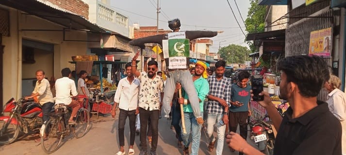 गोला के पहलगाम हमले के शहीदों को श्रद्धांजलि देतीं, वूमेन्स सोसायटी की पदाधिकारी। संगठन गोला के पहलगाम हमले के शहीदों को श्रद्धांजलि देतीं, वूमेन्स सोसायटी की पदाधिकारी। संगठन