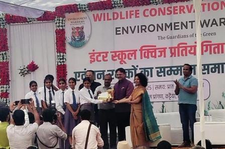 कार्यक्रम में चित्रकला प्रतियोगिता में बच्चों ने डीएम से बटोरी वाहवाही।संवाद। कार्यक्रम में चित्रकला प्रतियोगिता में बच्चों ने डीएम से बटोरी वाहवाही।संवाद।