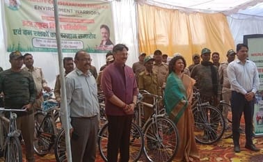 कार्यक्रम में चित्रकला प्रतियोगिता में बच्चों ने डीएम से बटोरी वाहवाही।संवाद। कार्यक्रम में चित्रकला प्रतियोगिता में बच्चों ने डीएम से बटोरी वाहवाही।संवाद।