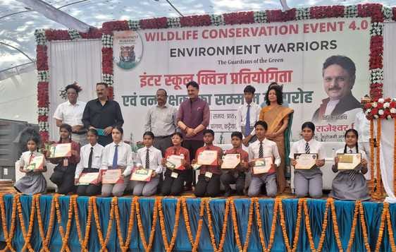 कार्यक्रम में चित्रकला प्रतियोगिता में बच्चों ने डीएम से बटोरी वाहवाही।संवाद। कार्यक्रम में चित्रकला प्रतियोगिता में बच्चों ने डीएम से बटोरी वाहवाही।संवाद।