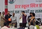 कार्यक्रम में चित्रकला प्रतियोगिता में बच्चों ने डीएम से बटोरी वाहवाही।संवाद। कार्यक्रम में चित्रकला प्रतियोगिता में बच्चों ने डीएम से बटोरी वाहवाही।संवाद।