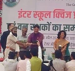 कार्यक्रम में चित्रकला प्रतियोगिता में बच्चों ने डीएम से बटोरी वाहवाही।संवाद। कार्यक्रम में चित्रकला प्रतियोगिता में बच्चों ने डीएम से बटोरी वाहवाही।संवाद।