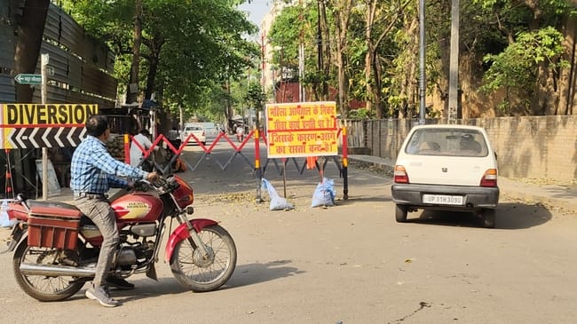 लोहिया भवन चौराहे से सड़क बंद लोग हो रहे परेशान। संवाद लोहिया भवन चौराहे से सड़क बंद लोग हो रहे परेशान। संवाद