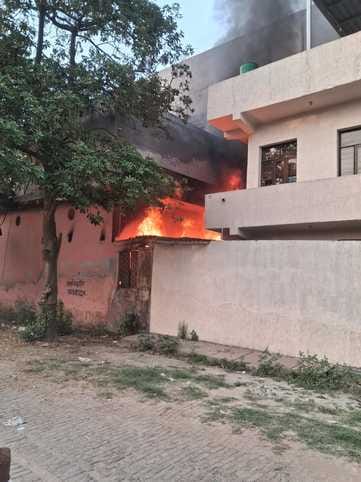 मोहन नगर स्थित बैट्री बनाने वाली फैक्ट्री में लगी आग को बुझाते दमकल कर्मी। स्रोत दमकल विभाग मोहन नगर स्थित बैट्री बनाने वाली फैक्ट्री में लगी आग को बुझाते दमकल कर्मी। स्रोत दमकल विभाग