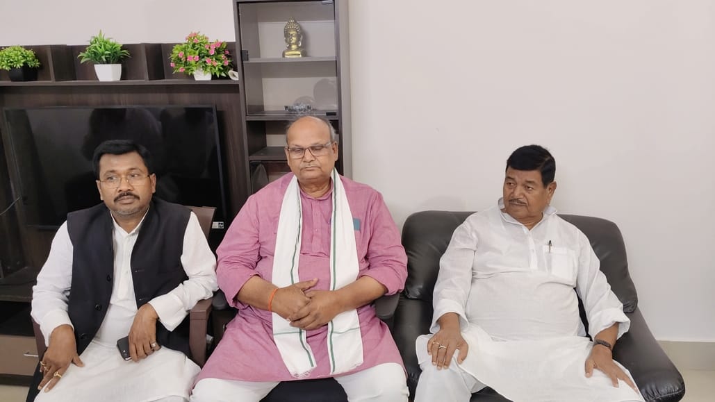 मधेपुरा में एक्सप्रेसवे की जानकारी देते सांसद दिनेश चंद्र यादव। फोटो - अमर उजाला डिजिटल मधेपुरा में एक्सप्रेसवे की जानकारी देते सांसद दिनेश चंद्र यादव। फोटो - अमर उजाला डिजिटल