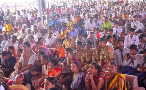नेकपुर में छात्रावास के उद्घाटन पर मंच पर मुख्य अतिथि सुनील बंसल ,बीएल वर्मा ,साक्षी महाराज व 