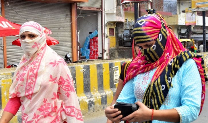 पुलिस लाइन चौक पर पानी से प्यास बुझाती महिला। संवाद पुलिस लाइन चौक पर पानी से प्यास बुझाती महिला। संवाद