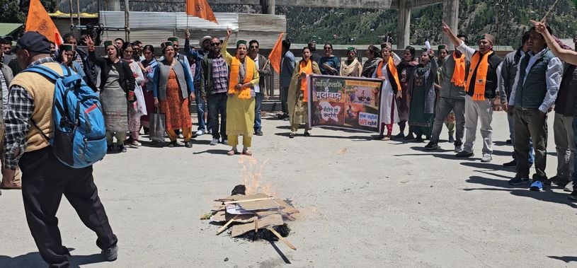 रिकांगपिओ में पहलगाम आंतकी हमले को लेकर  धरना प्रदर्शन करते  विश्व हिंदू  परिषद और अन्य सगठनों 