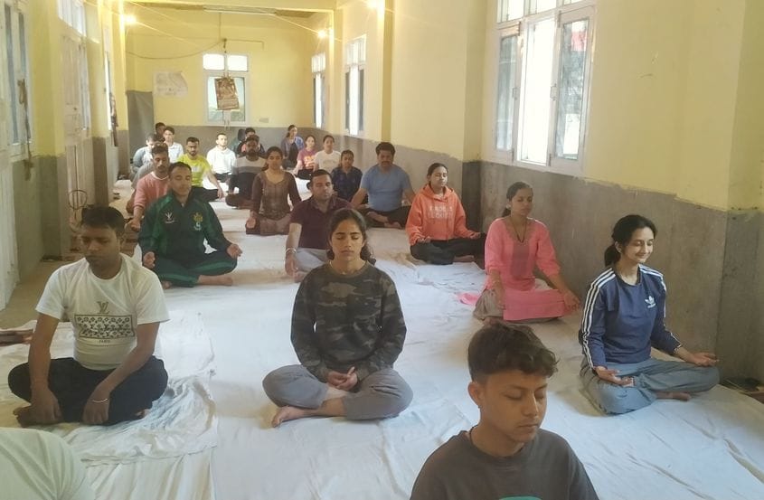 रामपुर में आयोजित शिविर में योग साधना करते लोग। संवाद