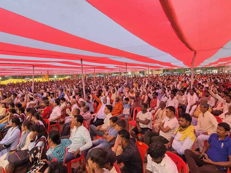 सभा को संबोधित करते प्रशांत किशोर व सभा में मौजूद भीड़ सभा को संबोधित करते प्रशांत किशोर व सभा में मौजूद भीड़