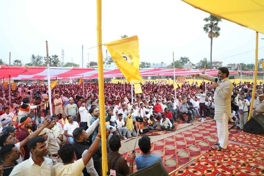 सभा को संबोधित करते प्रशांत किशोर व सभा में मौजूद भीड़ सभा को संबोधित करते प्रशांत किशोर व सभा में मौजूद भीड़
