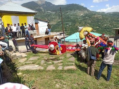 श्लाट का निरशु मेला के  समापन पर सांस्कृतिक कार्यक्रम पेश करती महिलाएं। संवाद